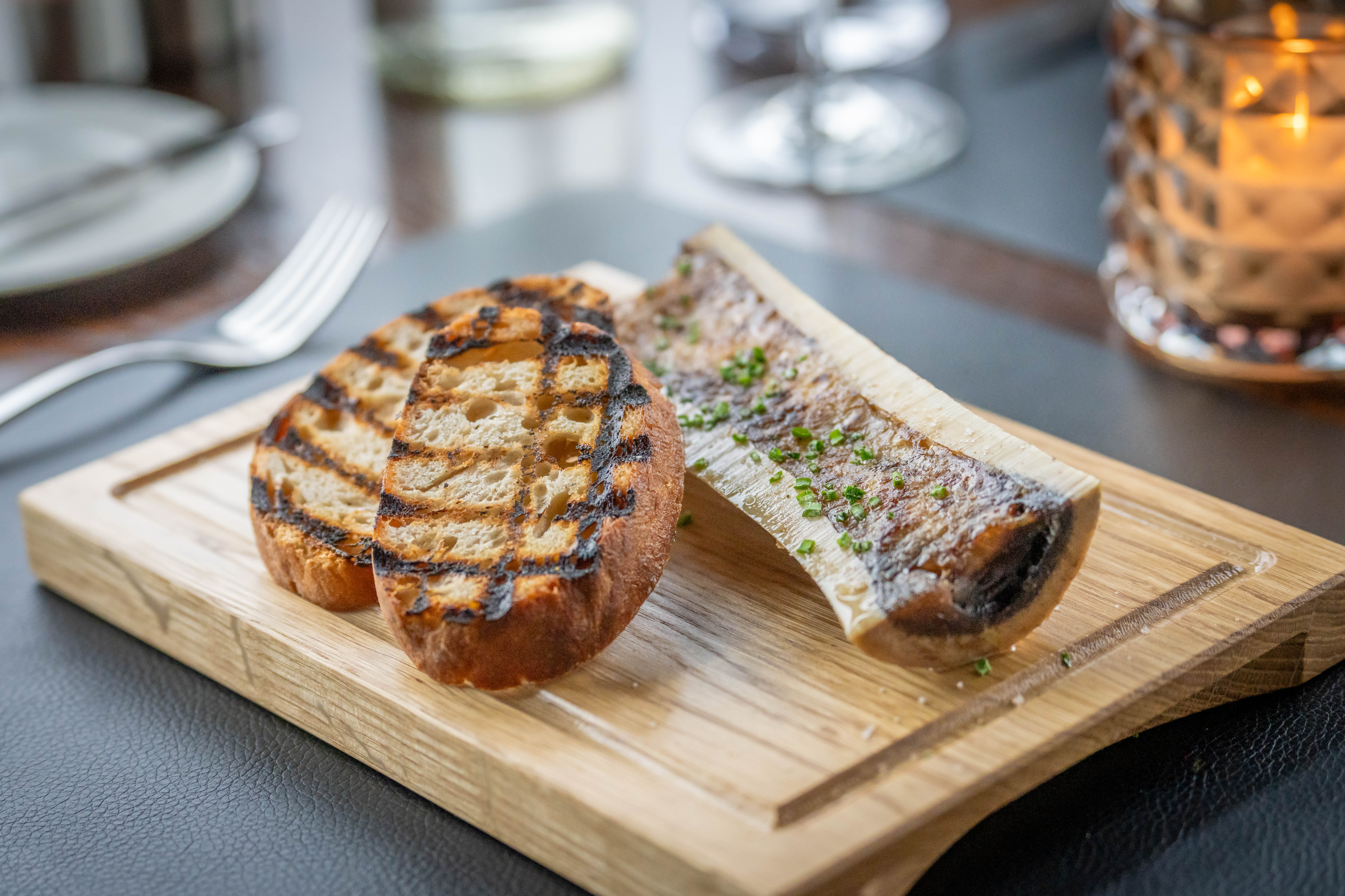Markbein mit geröstetem Brot