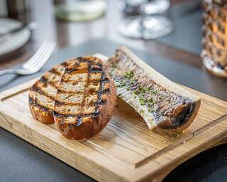 Markbein mit geröstetem Brot