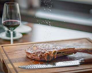 Tomahawk-Steak - am Tisch tranchiert